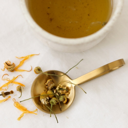 On Sundays organic loose leaf in cup tea wiht spoon 